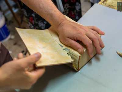 �Come prima cosa strappo la copertina � ci illustra �...